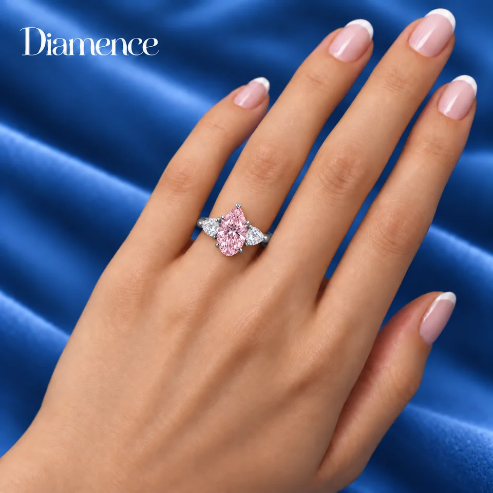 Кольцо розовая Груша трилогия — изображение посадки из каталога Diamence