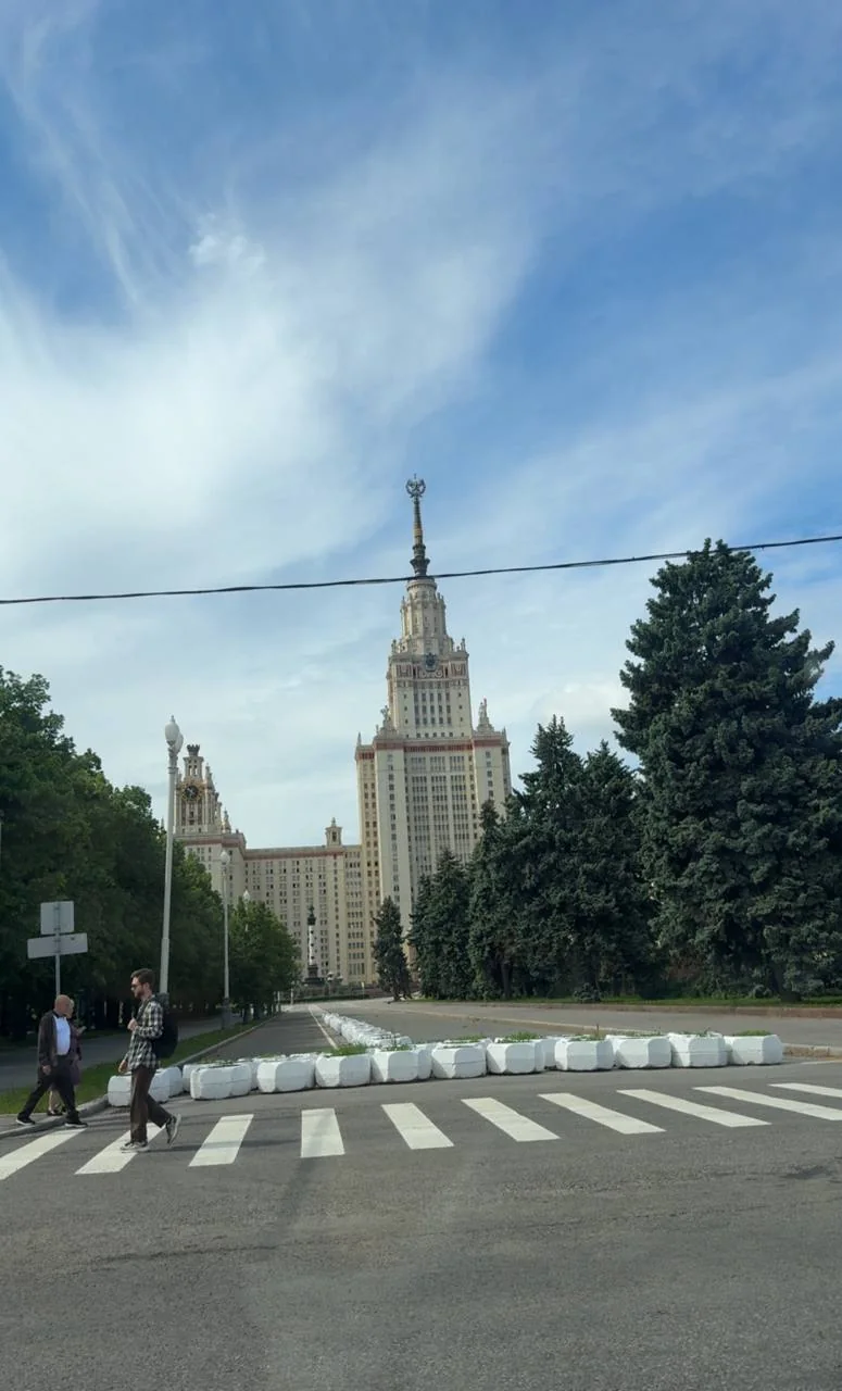 Высотное здание со шпилем на фотографии к окончанию третьего курса МГУ